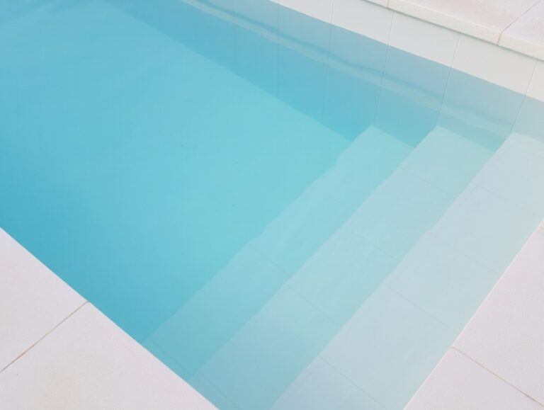 Eau de votre piscine trouble après un chlore choc ? Faites ça