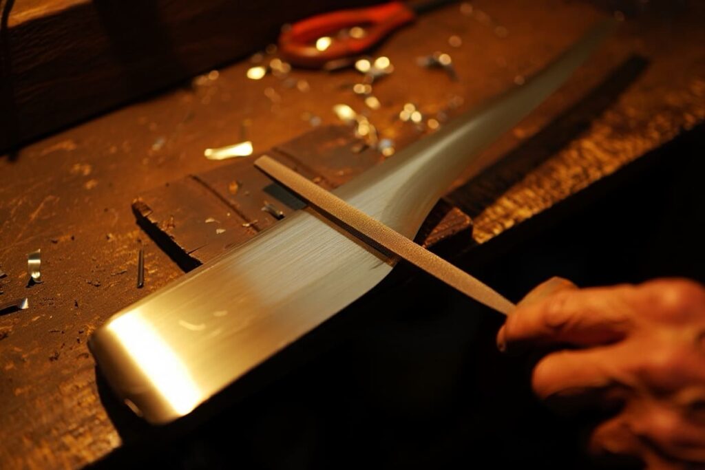 lame de tondeuse en train d'être affutée avant un hivernage