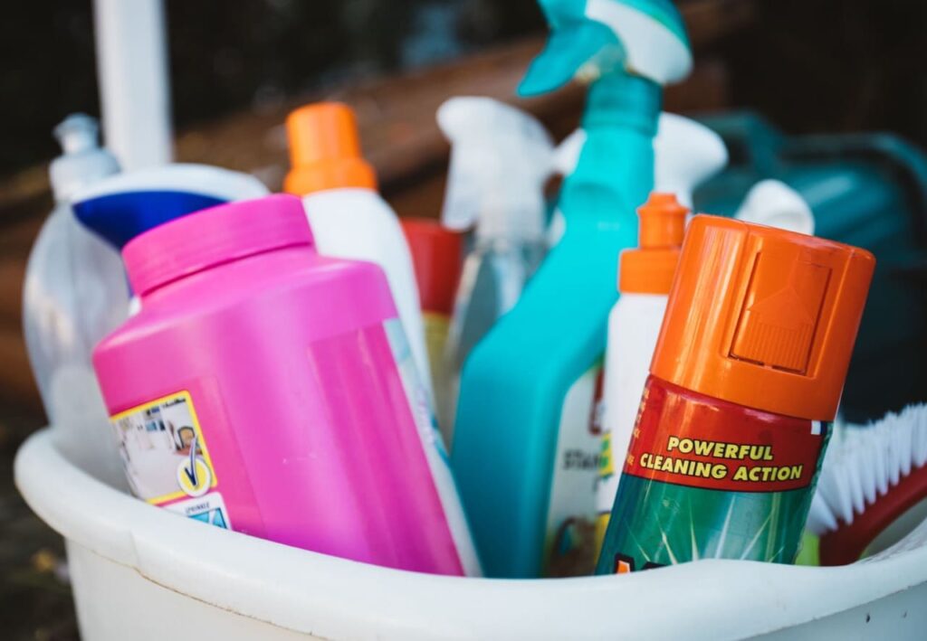 bassine avec des produits de ménage
