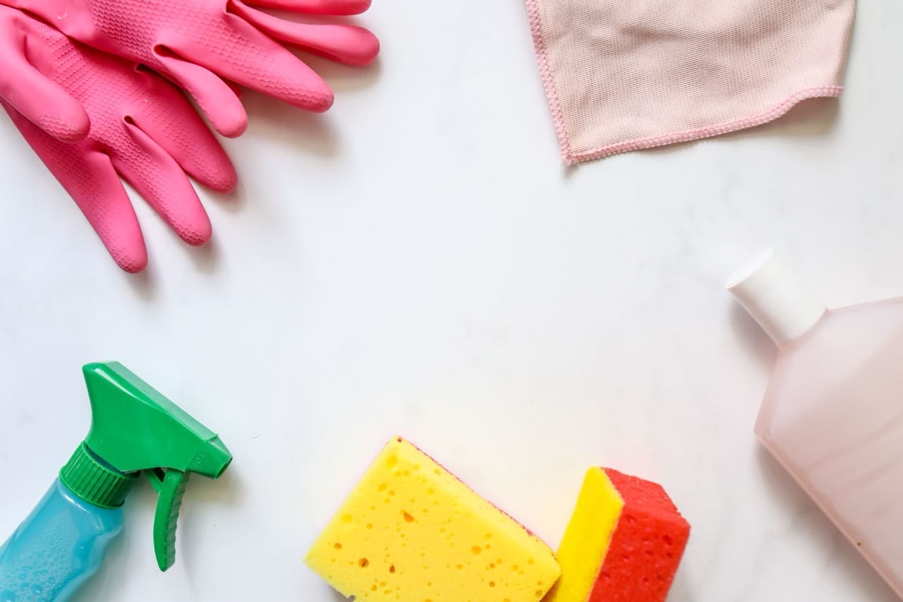 produits ménagers et gants de ménage