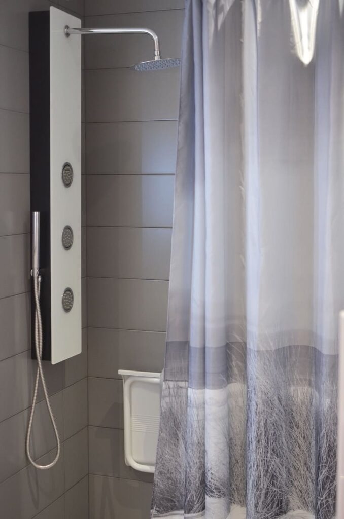 salle de bain aménagée pour parents âgés